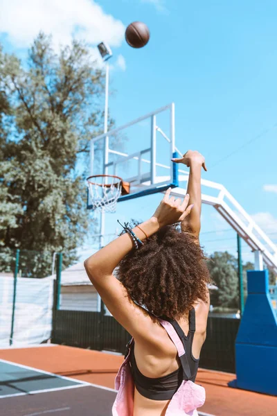 African-american throwing basketball — Stock Photo, Image