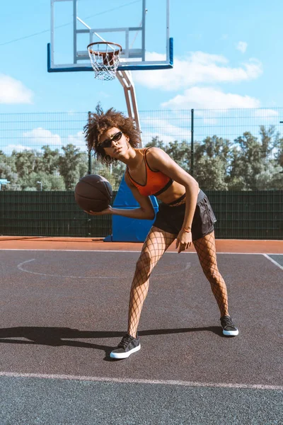 Mulher afro-americana driblando basquete — Fotografia de Stock