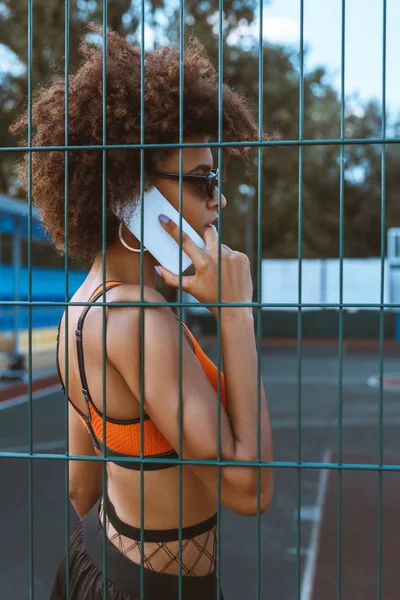 Афро-американська жінка говорить на смартфоні — стокове фото