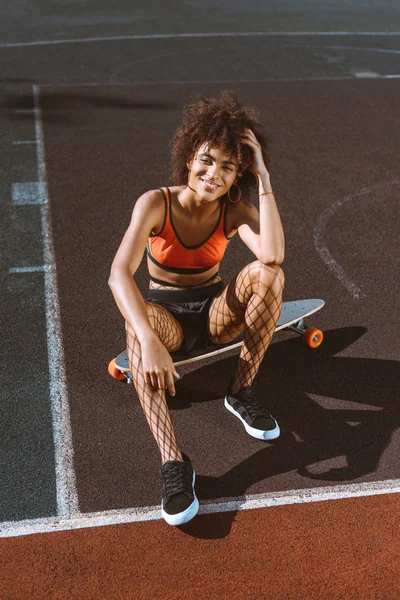 African-american woman on longboard — Stock Photo, Image