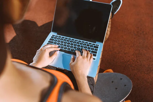 Woman on longboard with laptop — Stock Photo, Image