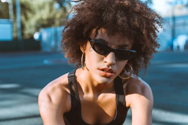 Femme afro-américaine en lunettes de soleil — Photo