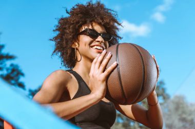 Afrikalı-Amerikalı kadın basketbol atma