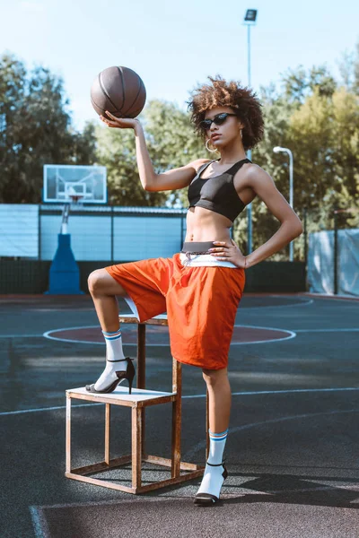 African-american woman holding basketball — Free Stock Photo