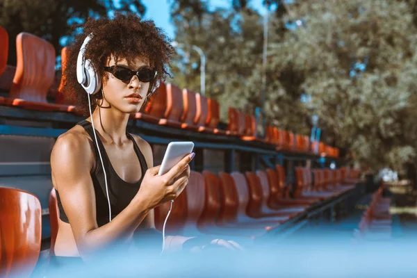 Athletic african-american woman in headphones — Stock Photo, Image