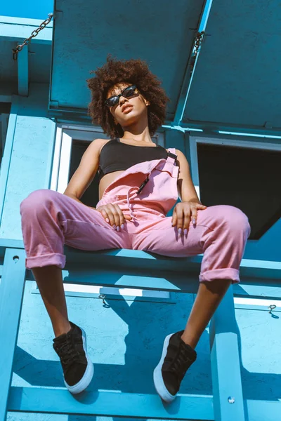 フェンスの上に座っているアフリカ系アメリカ人の女性 — ストック写真