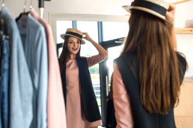 Kız şapka butik üzerinde çalışıyor