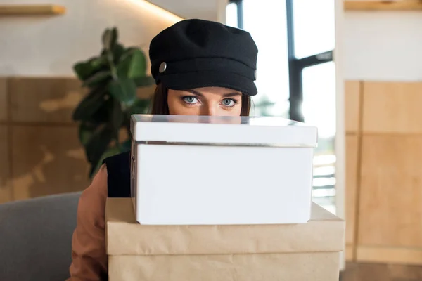 Chica con cajas en boutique — Foto de stock gratuita