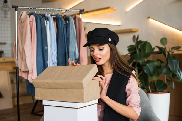 Girl with boxes in boutique — Stock Photo, Image