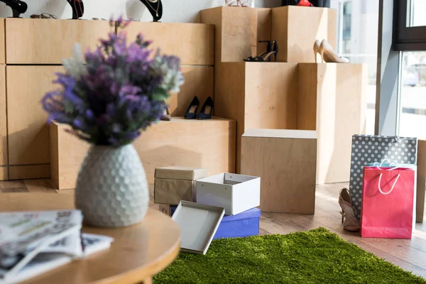 Shoes and boxes in boutique — Stock Photo, Image