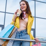 Fille avec des sacs à provisions