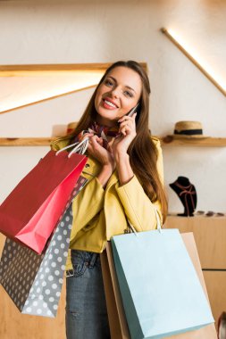 butik alışveriş torbaları ile kız