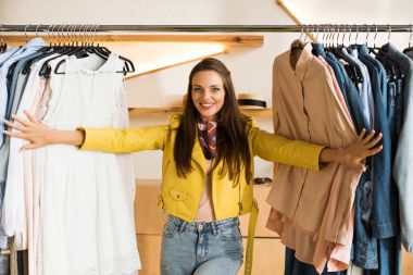 genç kadın butik giysiler seçmek