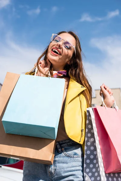 Menina com sacos de compras — Fotografia de Stock