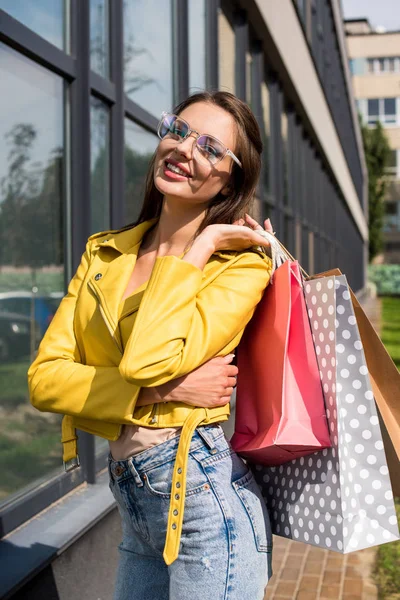 Chica con bolsas de compras — Foto de stock gratis