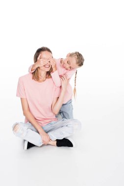 kızı annesinin gözlerini kapatma