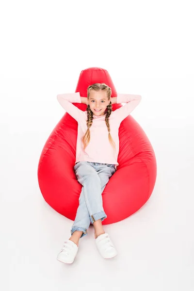 Kind ruht sich auf Sitzsack aus — Stockfoto