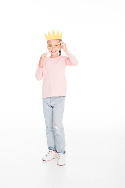 Kid with cardboard glasses and crown — Stock Photo, Image