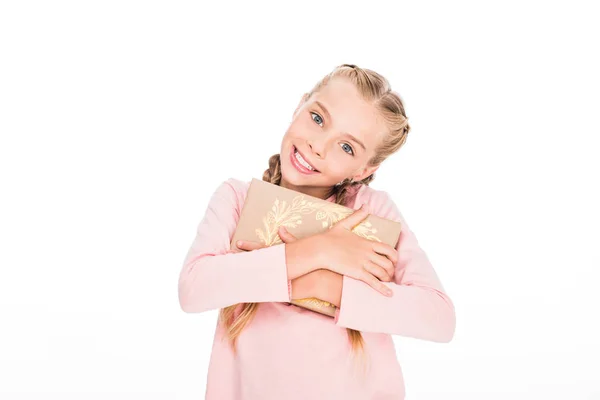 Niño sonriente abrazando regalo — Foto de Stock