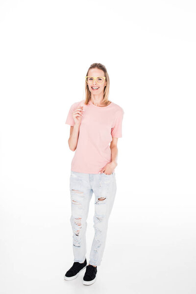 женщина в картонных очках
