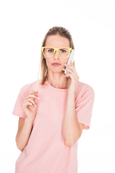 Женщина разговаривает по смартфону