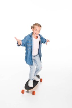 longboard üzerinde küçük kaykaycı