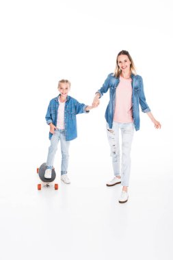 kızı longboard üzerinde kaykay