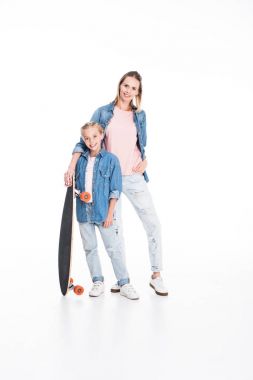 kızı ve annesi longboard ile