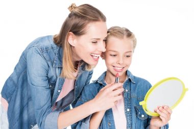 kızı makyaj uygulamak