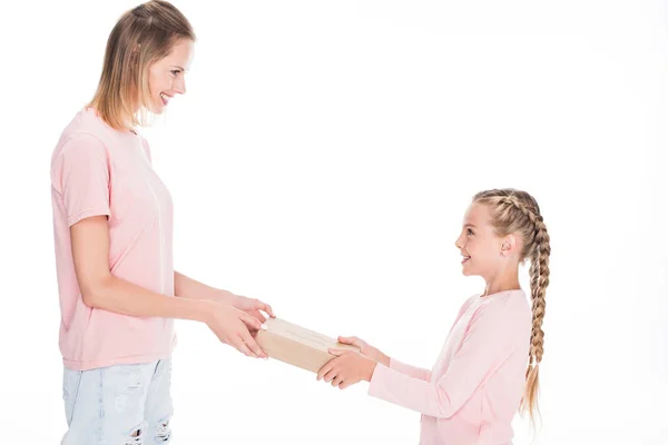 Madre e hija con caja de regalo — Foto de stock gratis