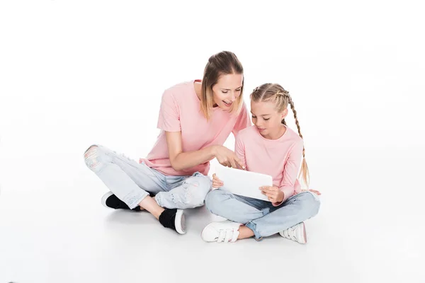 Family using digital tablet — Free Stock Photo