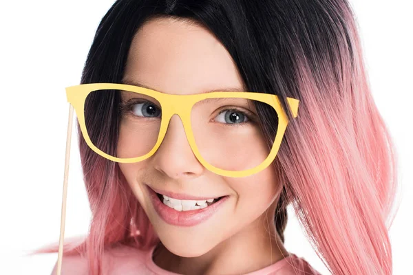 Criança em peruca com óculos de papelão — Fotografia de Stock