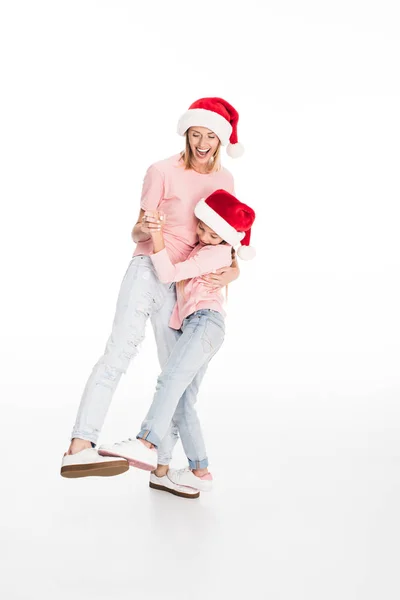 Mor och dotter kramas på jul — Stockfoto