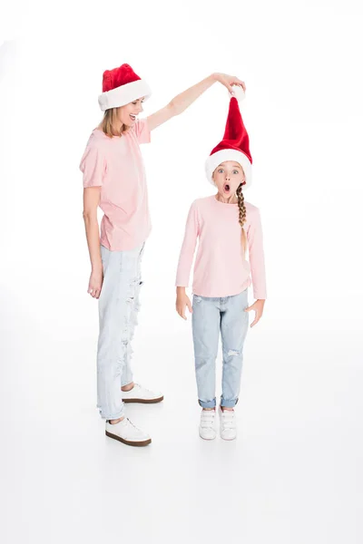 แม่และลูกสาวในหมวกซานต้า — ภาพถ่ายสต็อกฟรี