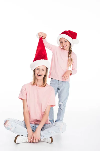 Mutter und Tochter in Weihnachtsmannmützen — Stockfoto