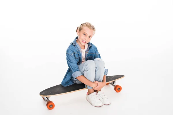 Litt skateboarder på langbord – stockfoto