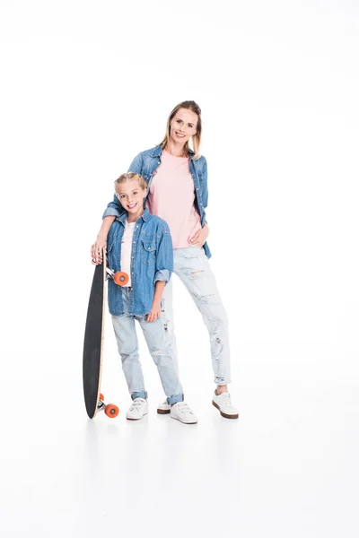 Daughter and mother with longboard — Stock Photo, Image
