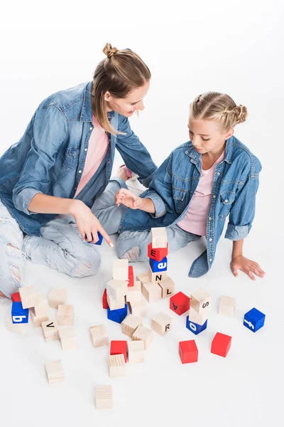 Mother and daughter with aphabet cubes — Free Stock Photo
