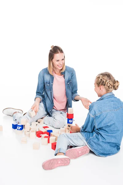 Familie spelen met aphabet blokken — Stockfoto