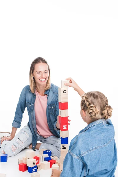 Moeder en dochter met aphabet blokken — Stockfoto