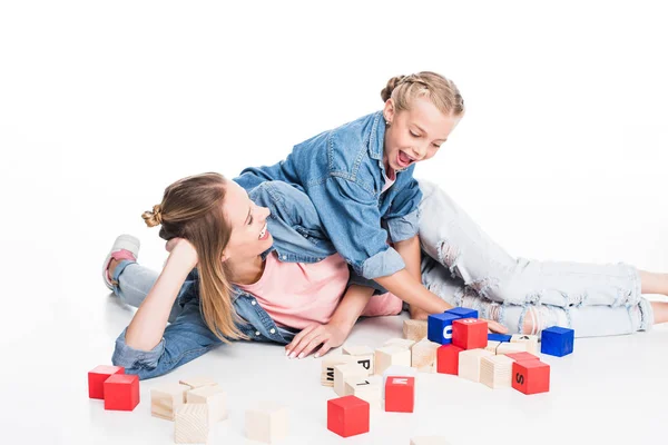 Madre e hija con bloques de abecedario — Foto de stock gratis