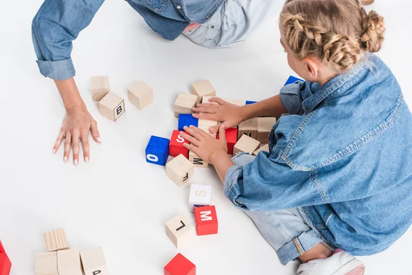 Mother and daughter playing with aphabet blocks — Stock Photo, Image