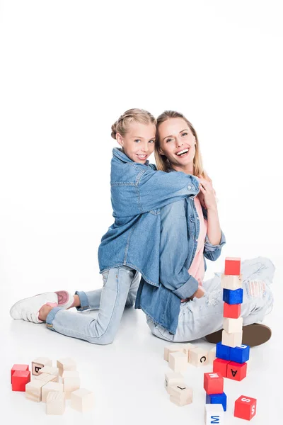 Mãe e filha com blocos de aphabet — Fotografia de Stock