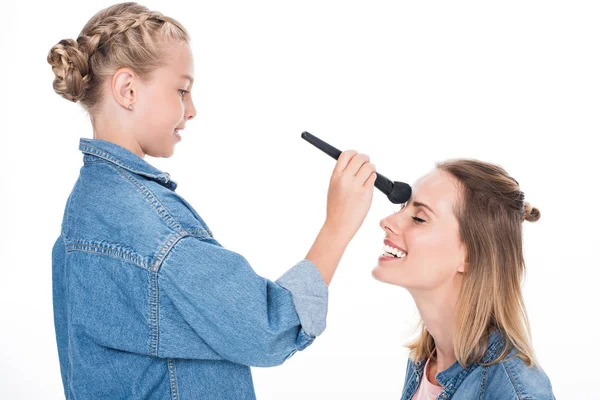 Dotter tillämpa makeup — Stockfoto