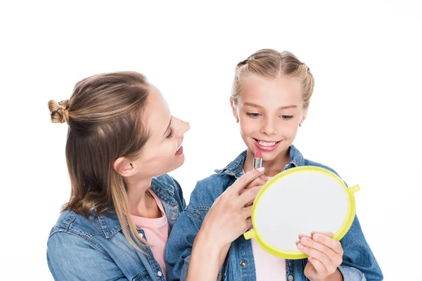Dotter tillämpa makeup — Gratis stockfoto