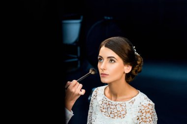 Toz uygulama makyaj sanatçısı