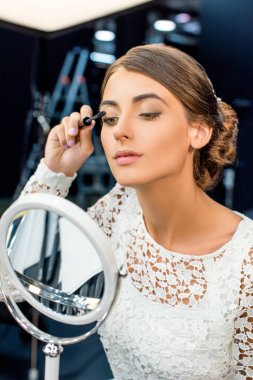 Maskarayı Uygulayan Kadın