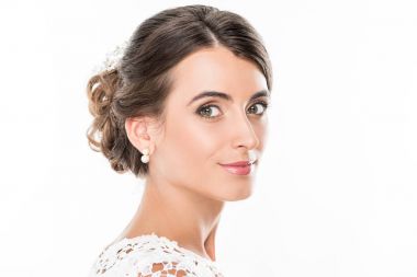 Genç, gülümseyen kadın