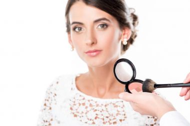 Makyaj sanatçı allık uygulayarak