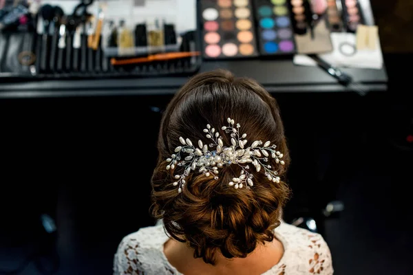 Penteado elegante com acessório — Fotografia de Stock